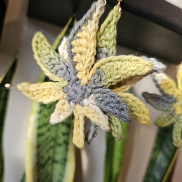 Mary Jane - Maple Leaf - Reefer - Pot - Handmade earrings - Picture 15 of 16